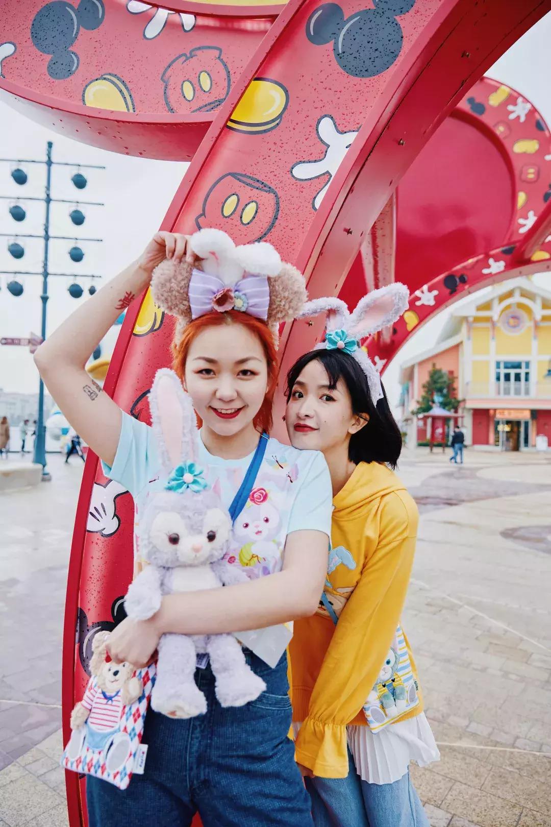 我们在上海迪士尼里玩耍了一天,发现穿的美才能玩的好!