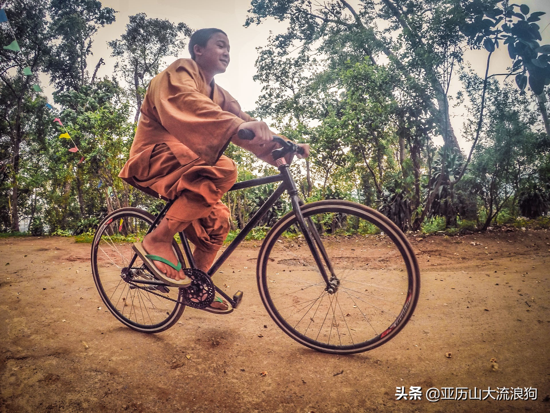 我流浪到中缅边境，发现一座奇特的寺庙，修行的僧人竟都是孩童