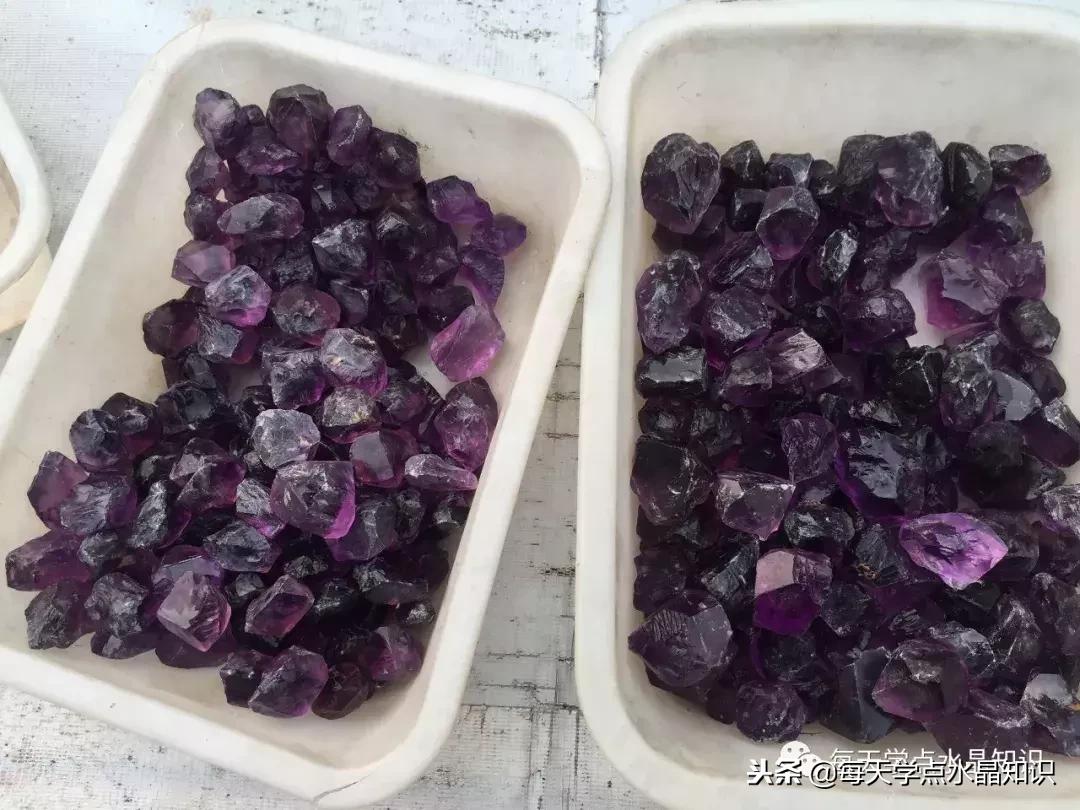 天蒙蒙亮赶个早市看一看天然水晶毛料市场