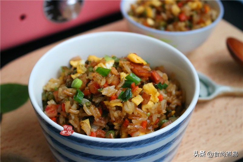 只用鸡蛋和剩饭做美食,一碗剩饭一个瘦肉