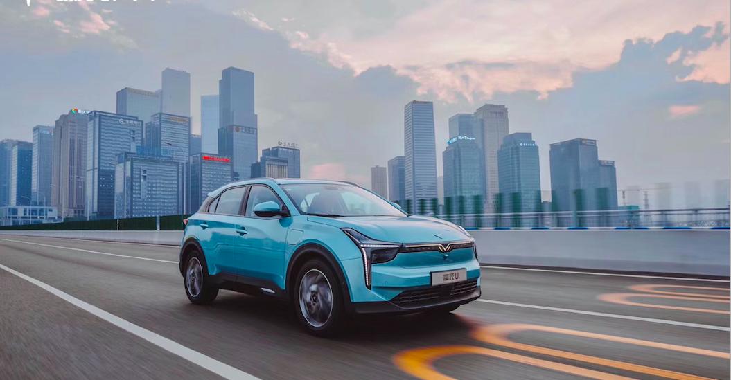 把车钥匙做成指尖陀螺？这才是纯电SUV里的“创意玩家”