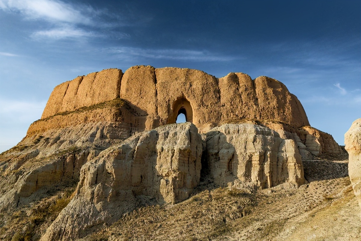 开国上将回故乡,看到警车封路并且隔开群众,怒问:耍什么排场?