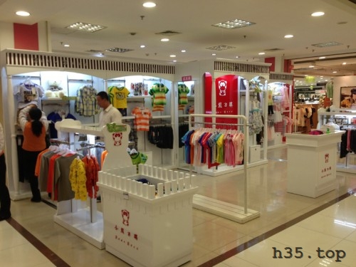 最新童装店双门头装修效果图,童装店怎么装修才有顾客