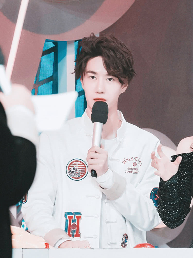 王一博穿的唐装,王一博唐装