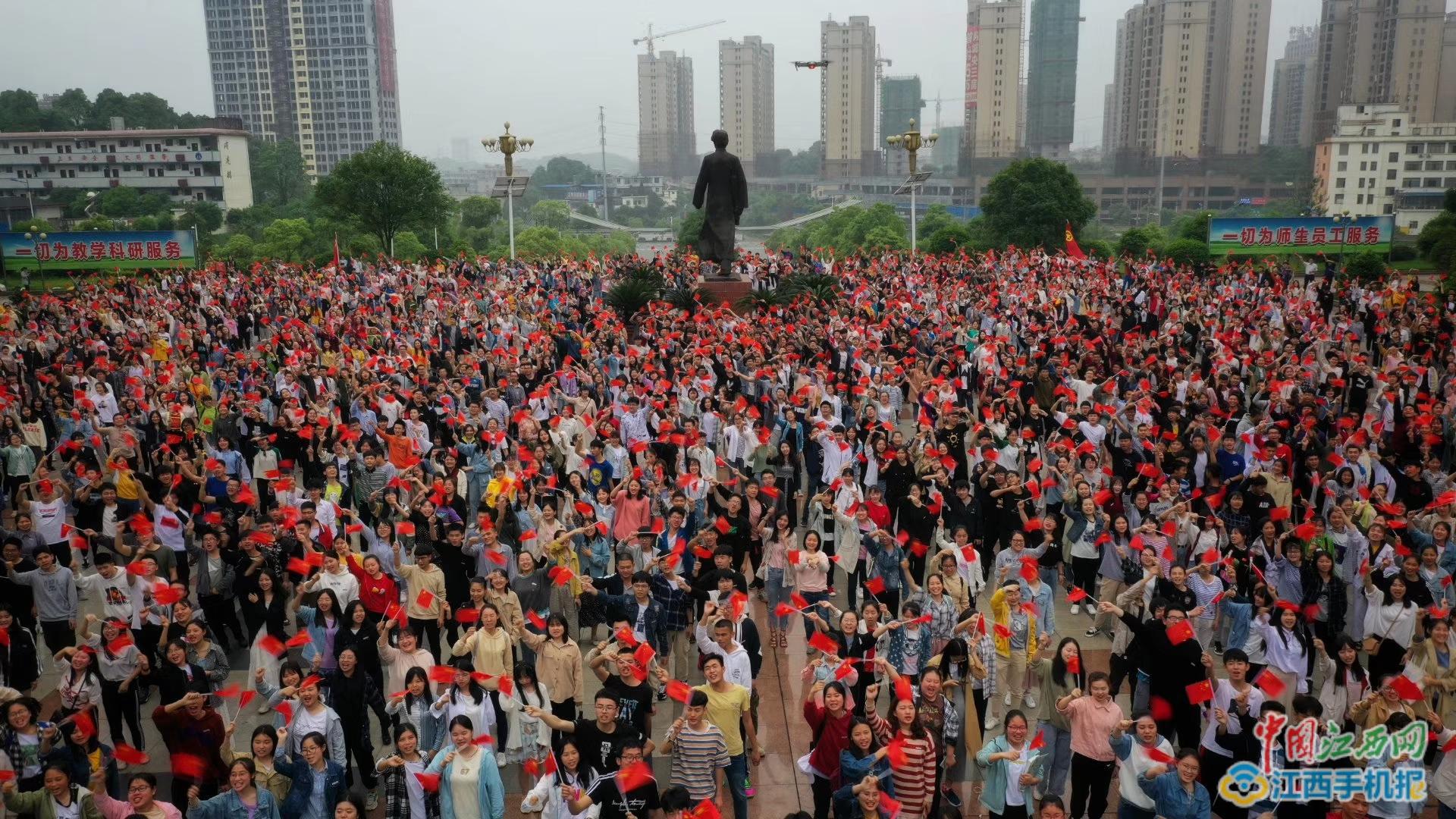青春飞扬校园里进行爱国快闪,师生共聚一堂歌唱祖国快闪活动