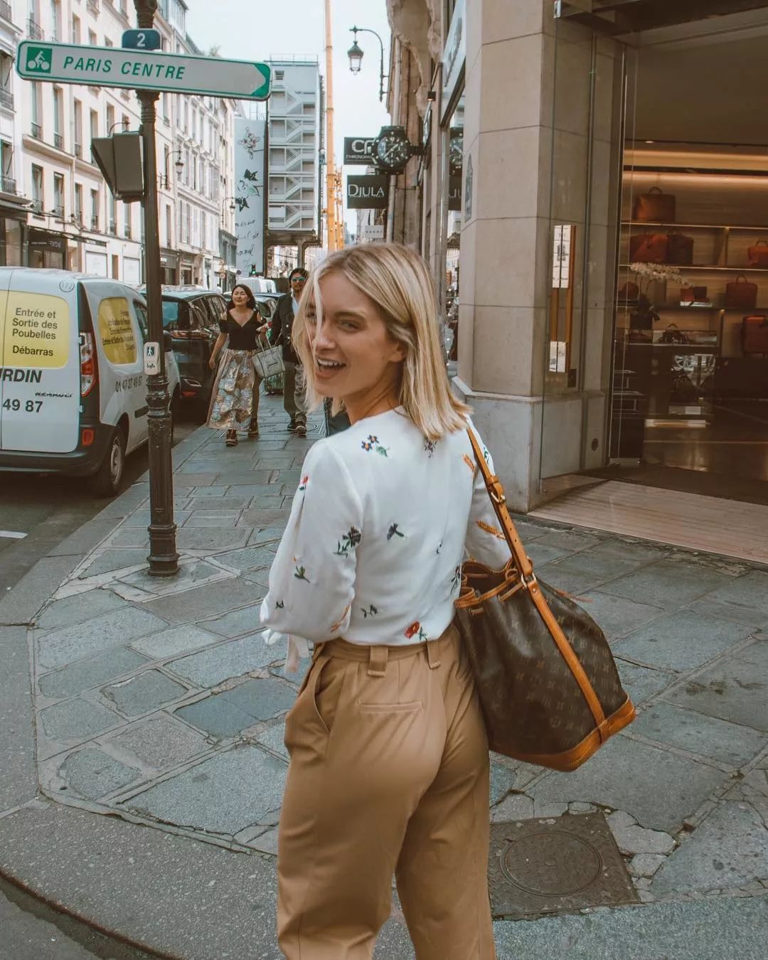 会背水桶包的人,会背奢侈品包包