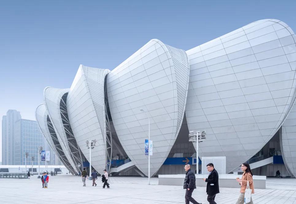 恒大莲花足球场,杭州奥体中心两朵大莲花