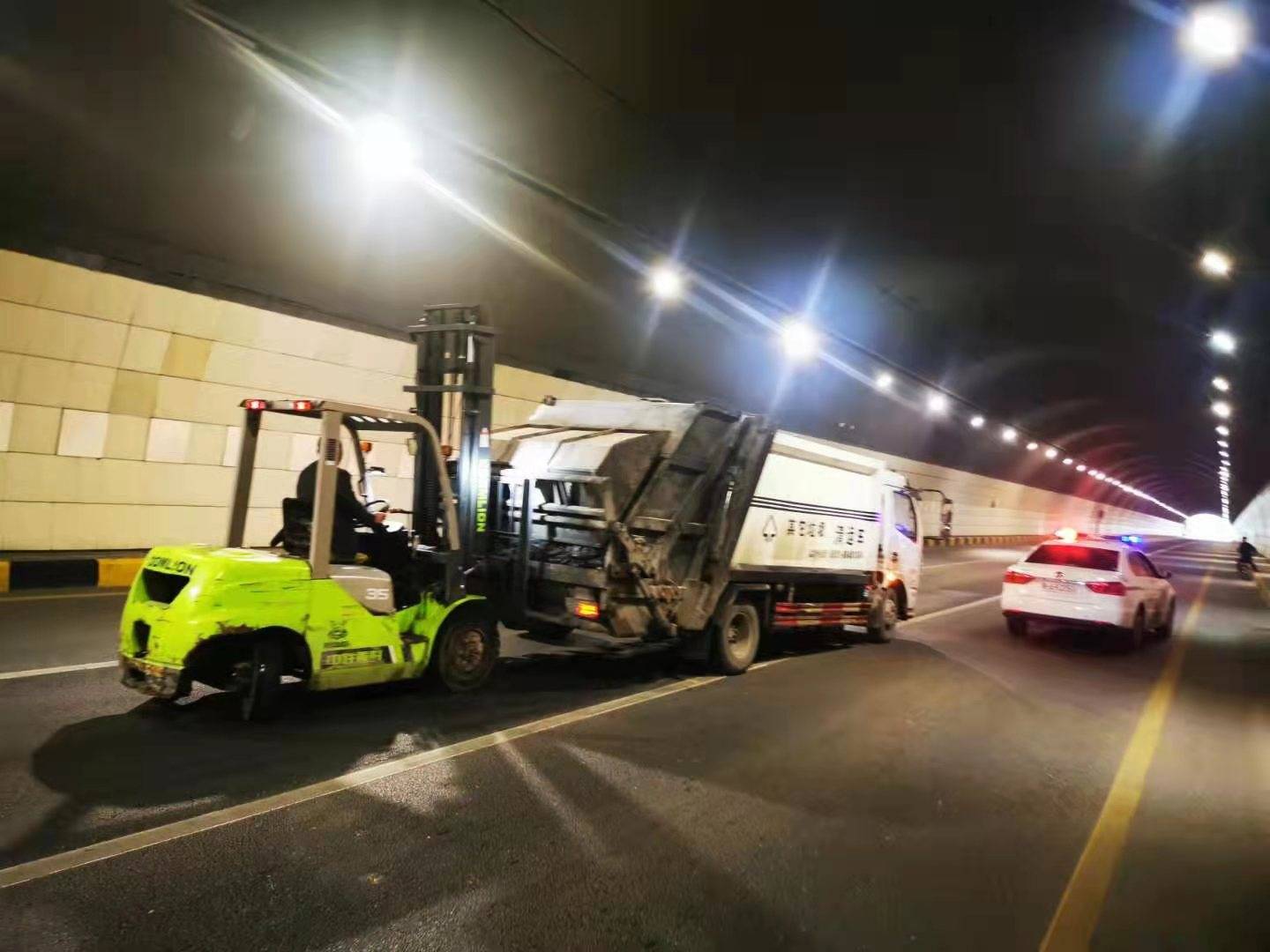 垃圾清运车压坏路面谁来承担,垃圾清运车违章