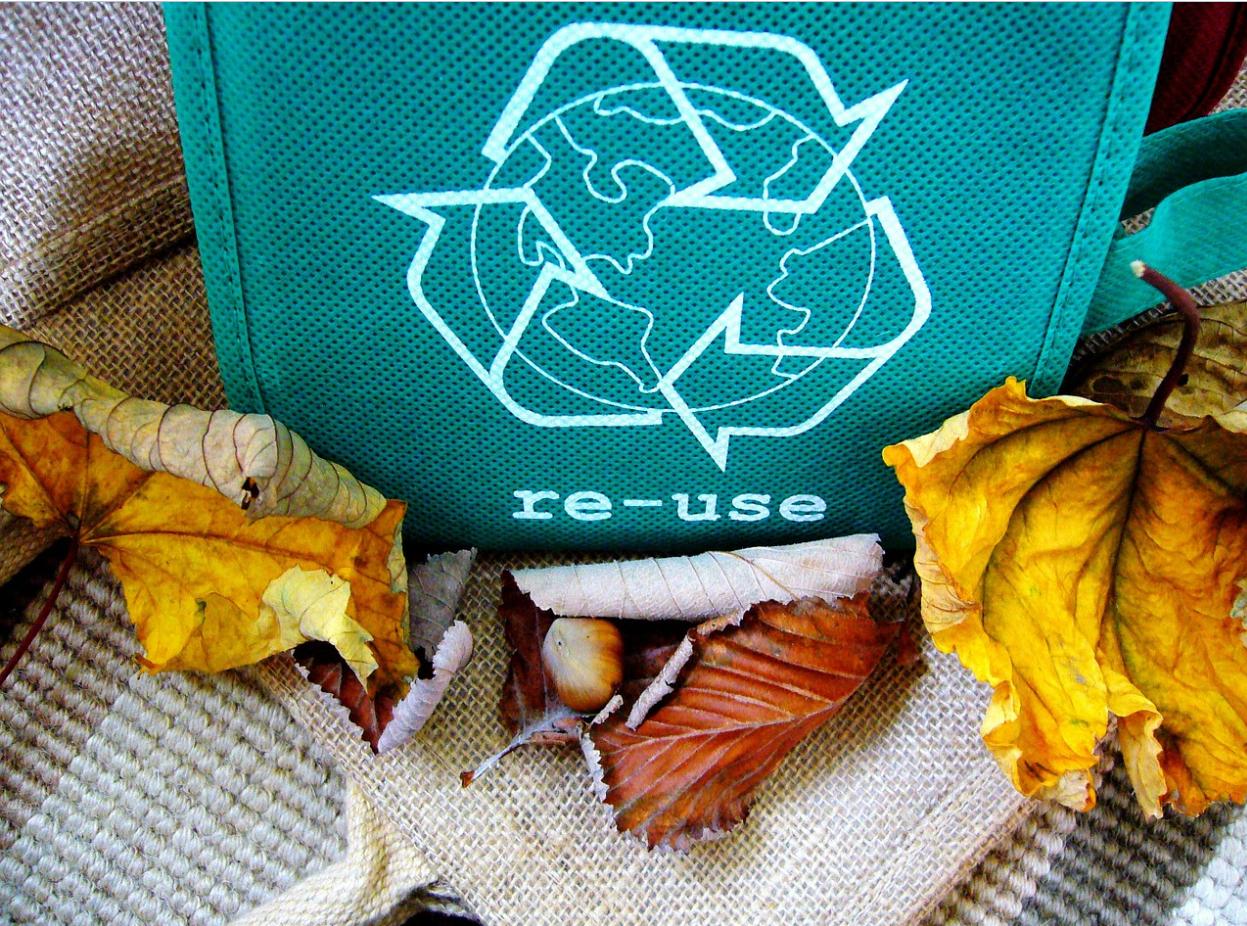 英读廊——为什么塑料制品不能像金属一样回收后重新铸造再利用？