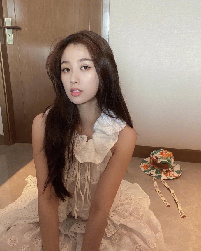 虞书欣纯欲风穿搭,虞书欣新造型粉色衣服头发怎么弄