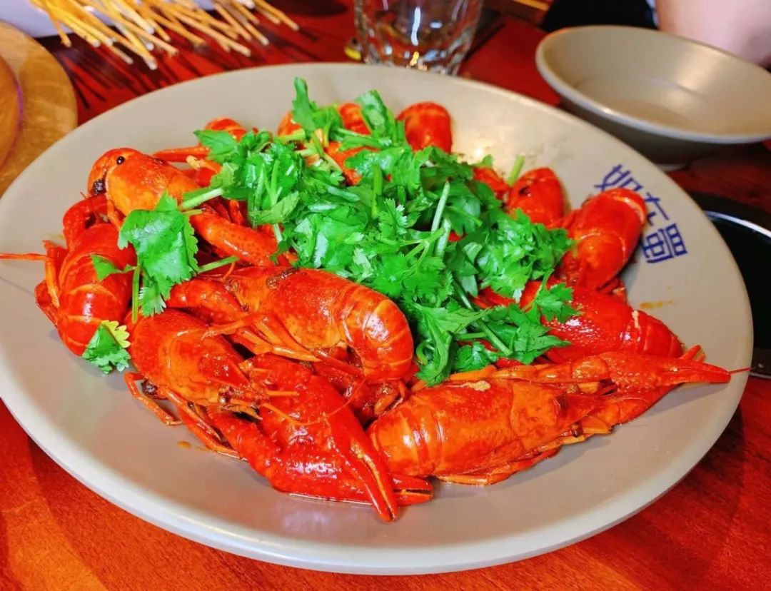 长春最强演艺阵容竟藏在这家火锅店里，火锅涮串自由切换，太嗨了