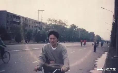 霍金年轻时照片有多帅,霍金21岁时的照片