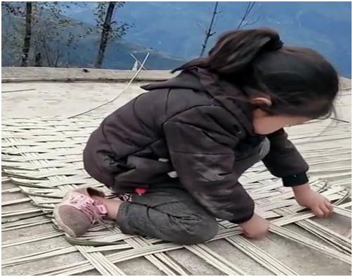 小女孩手编凉席视频,儿童手工竹凉席