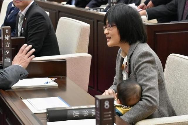 丹麦女议员带孩子上班被嫌弃,欧洲女议员带孩子上班