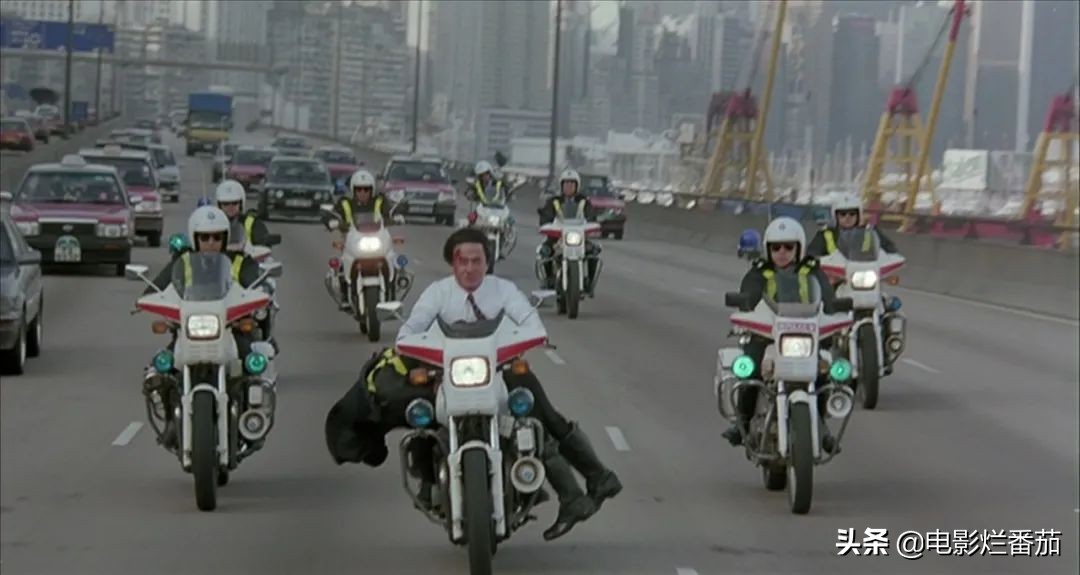 一急之下炒掉导演自己来,成龙在放火烧掉整条街后,电影终于大卖