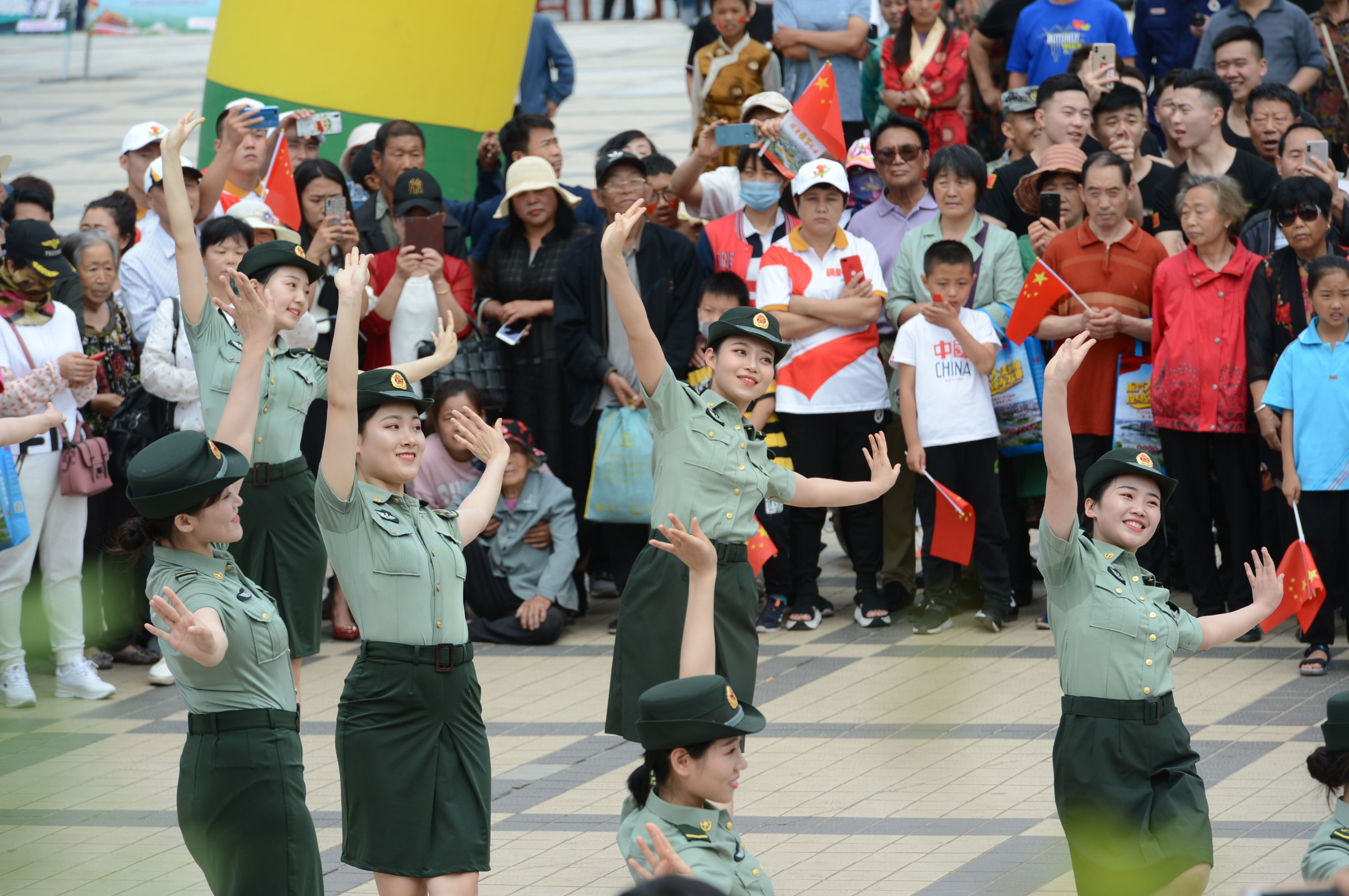 辽宁沈阳：广场“快闪”掀起参军热