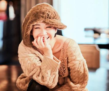 学她这样保养，50岁都不会有黑眼圈，秘密全靠这支「小黑管」