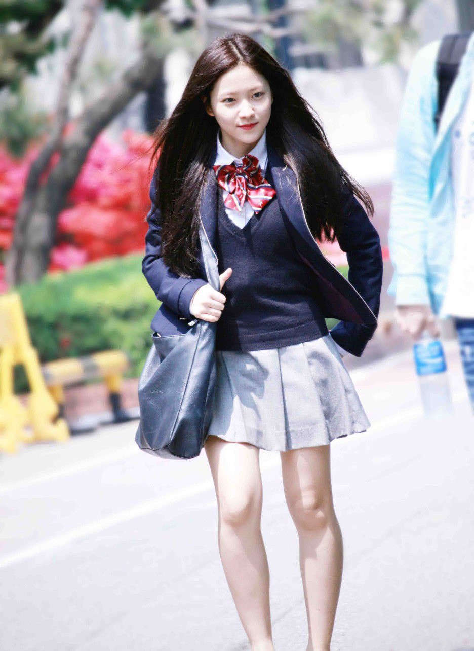 她是韩国大势女团忙内，宝蓝牛仔连体裤出镜，背头更显精致五官