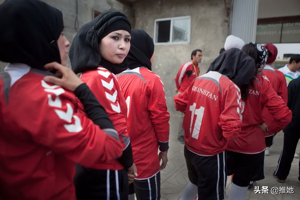 32个13岁到18岁女孩，因塔利班不让踢足球，集体逃离阿富汗