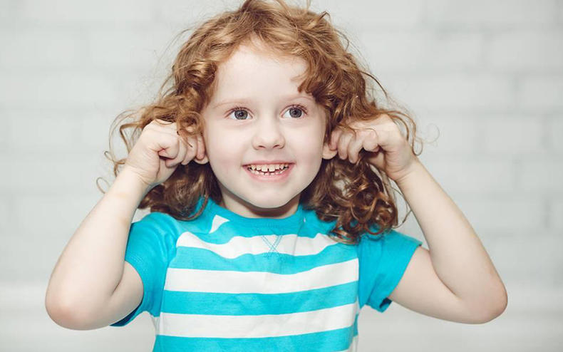 宝宝总是挠耳朵是中耳炎吗,宝宝频繁挠耳朵肿了