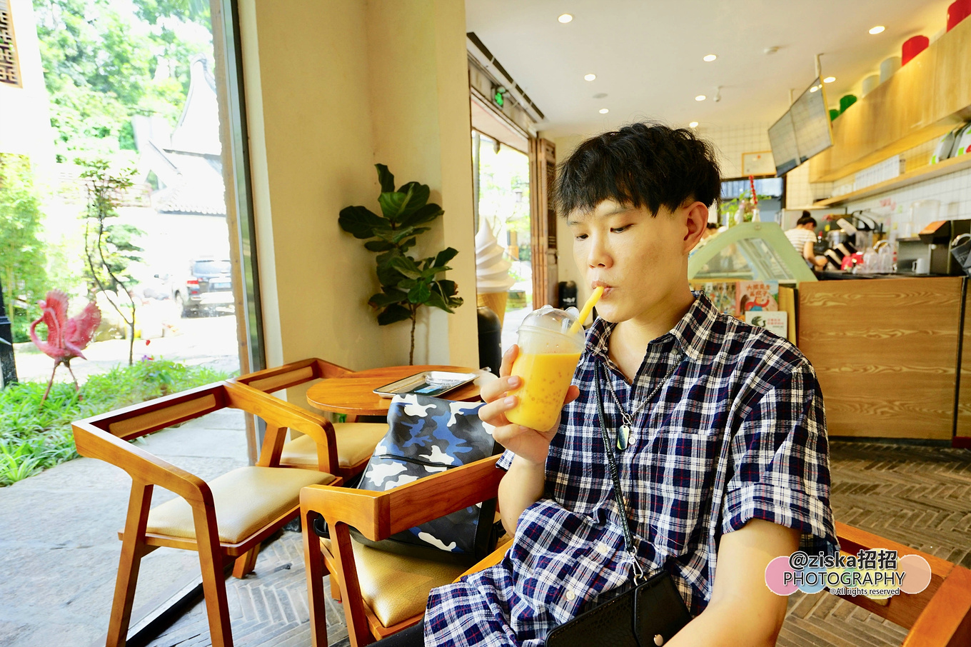 小伙探索神秘洞穴视频,小伙独自探索深山神秘古墓