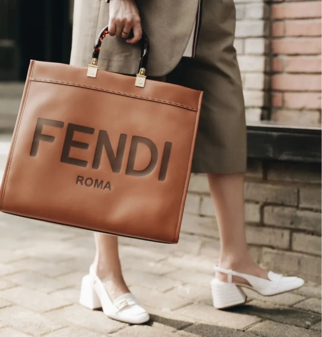 这才爆红一年就这么能“装”了?3w的包一背我都认不出来了…