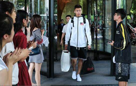 男篮2大争议后卫，曝光最新训练片段，郭少苦练运球，赵睿练中投