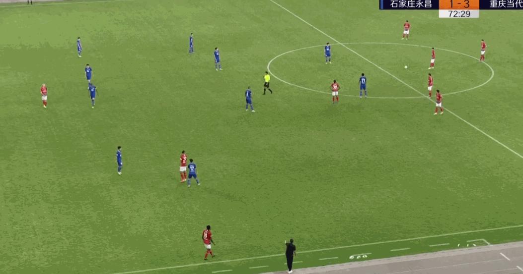 中圈开球进攻后，三人在六秒钟内用两脚传球凿穿七人防线完成破门