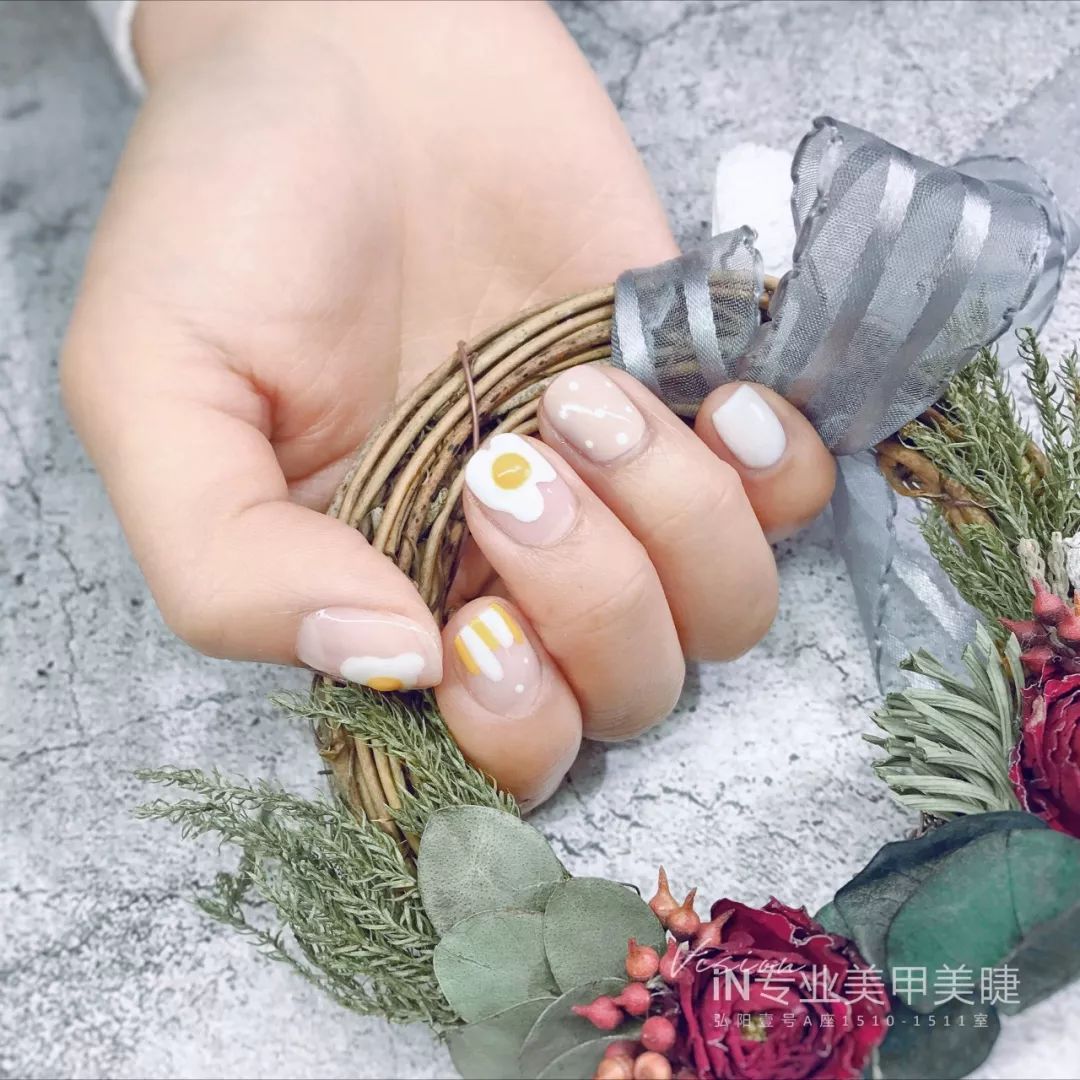 美甲什么颜色显得花哨好看,儿童美甲推荐不花哨