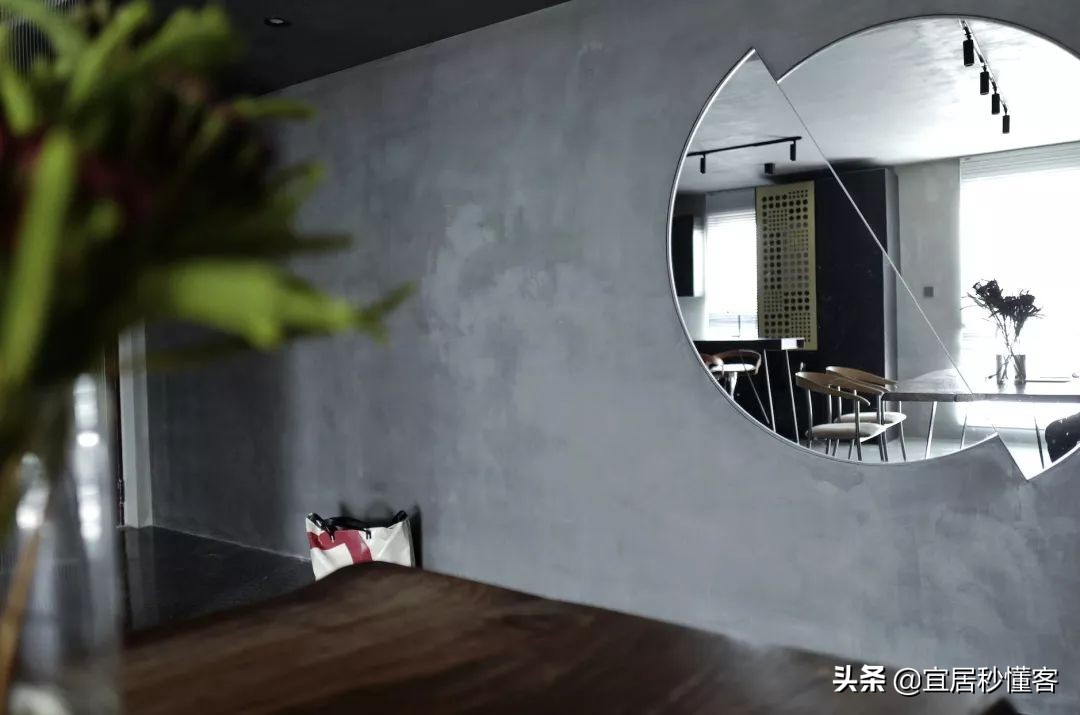 98年纹身师一人宅,酷炫工业风,家里一半面积是客厅