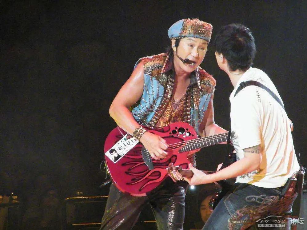 香港无人街头，许冠杰开了场一个人的演唱会，255万人观看！