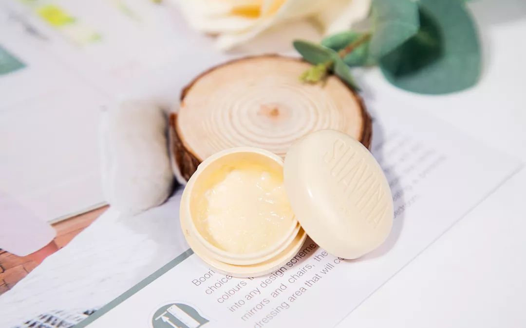 让你的嘴唇滋润一整天,让嘴巴嫩的唇膏