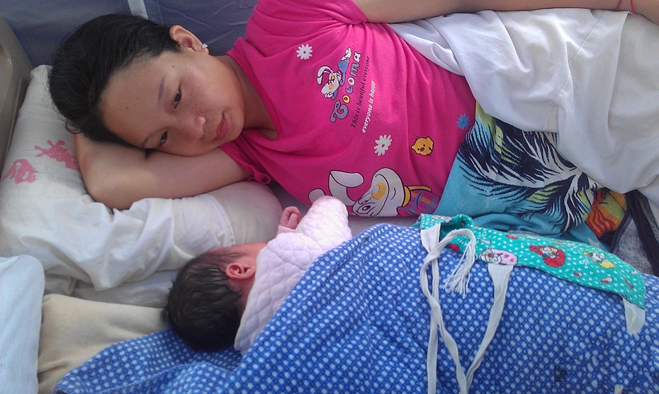 新生儿适应子宫外的世界很艰难,13个身体考验,亲人拖后腿了吗?