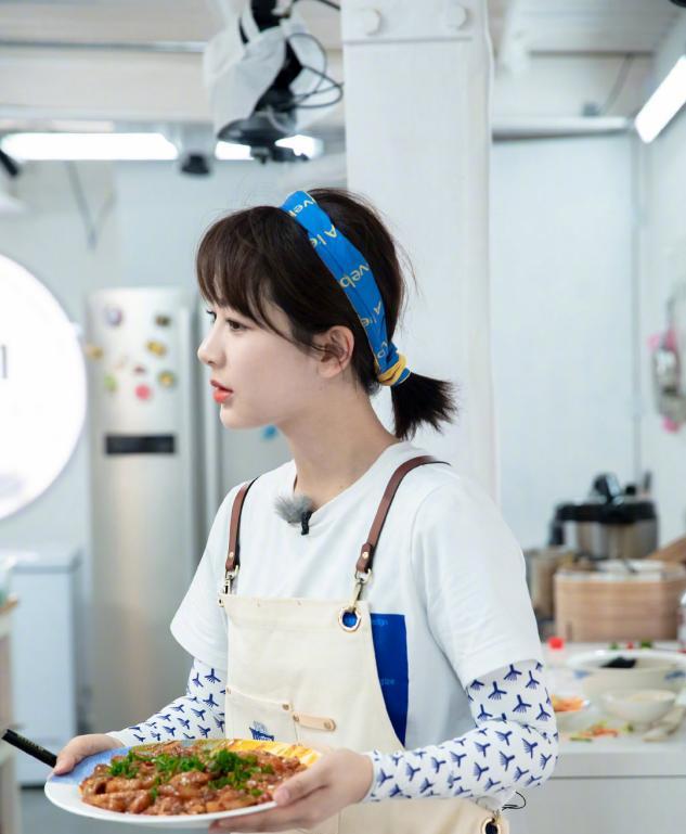 发带怎么戴才好看适合脸大的女生,怎么戴发带才好看