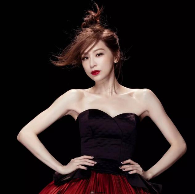 王心凌粉色帽子造型,王心凌穿搭回归现实生活