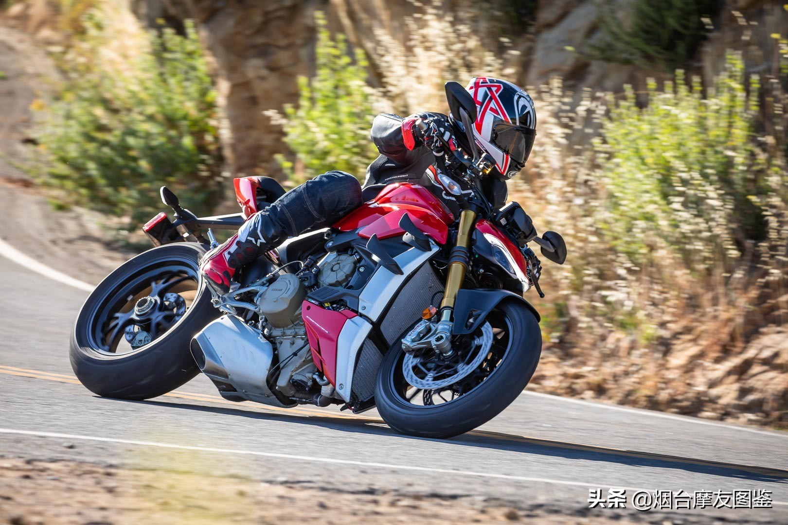 杜卡迪v4s街霸实车测评,杜卡迪街霸v4s和ktm1290sdr哪个快