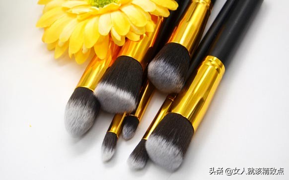 淡妆怎么画化妆教程,初学化妆教程女生淡妆