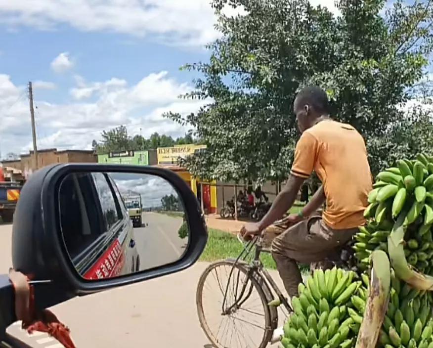 喀麦隆玩命出租车，一辆车坐17人，中国自行车也在非洲遍地开花