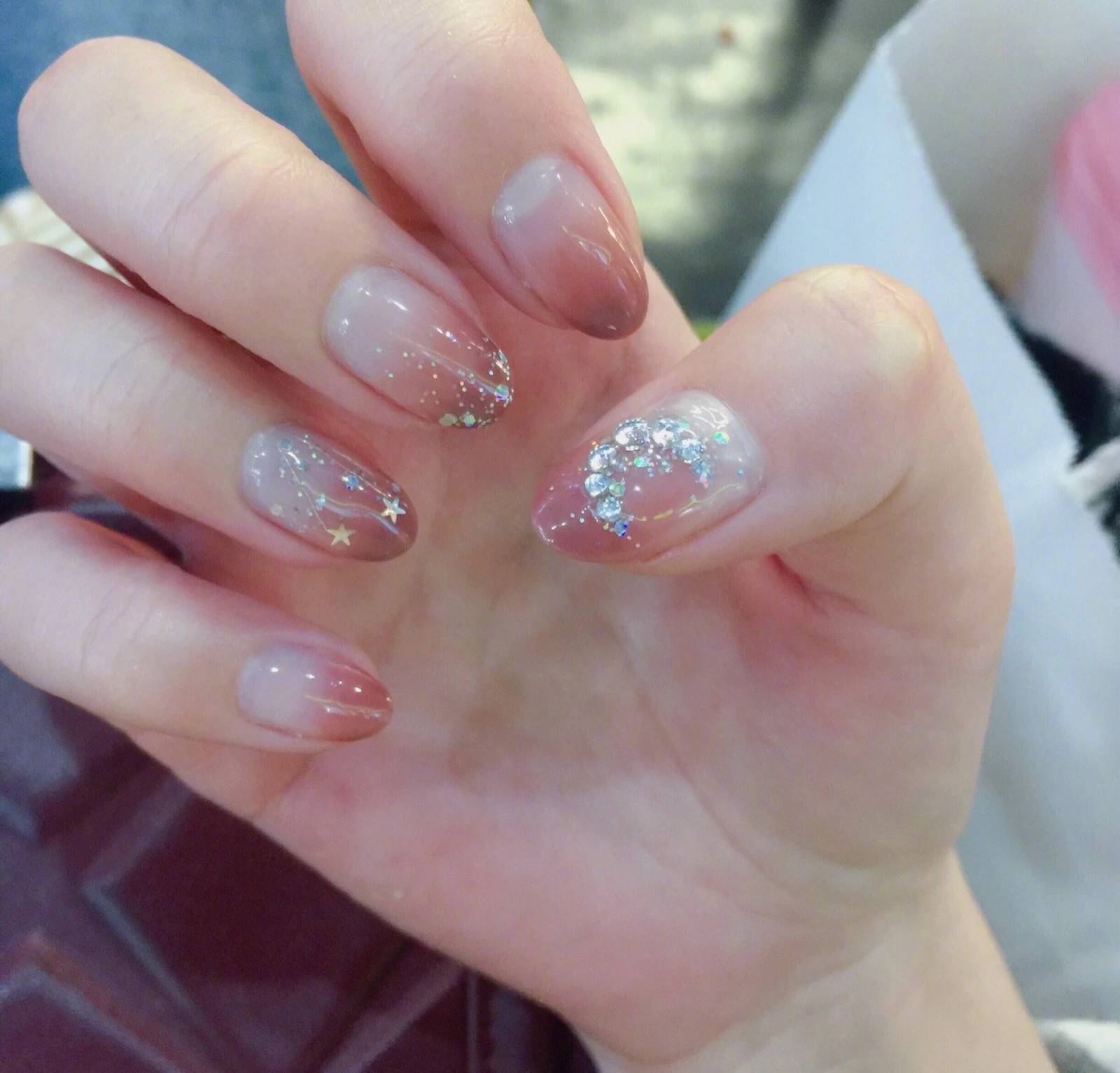 万能的亮片美甲不仅让你的指尖更出众,还会让你拥有好心情哦!