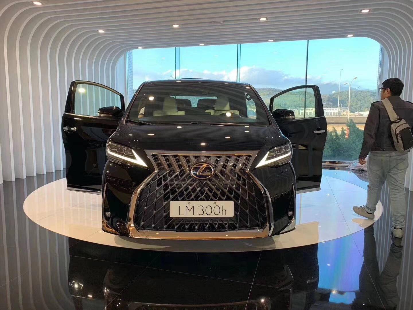 最贵雷克萨斯来了，2月24日上市，配26寸电视+冰箱，还能选装4座