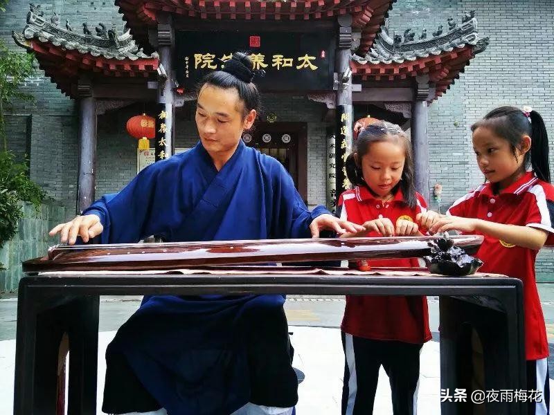 这个暑假你想学36路腿法、古琴、打坐，凌云云学堂在武当山开启