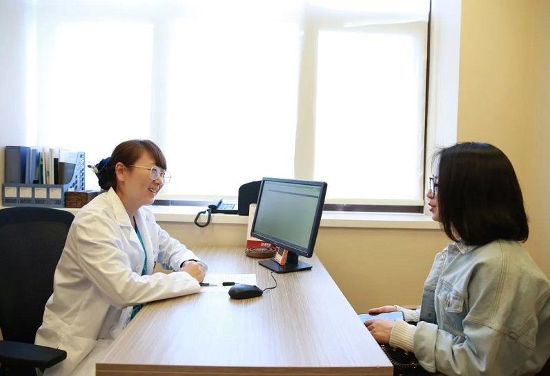 孕妈发现有分泌物,孕中期内裤上黄分泌物正常吗