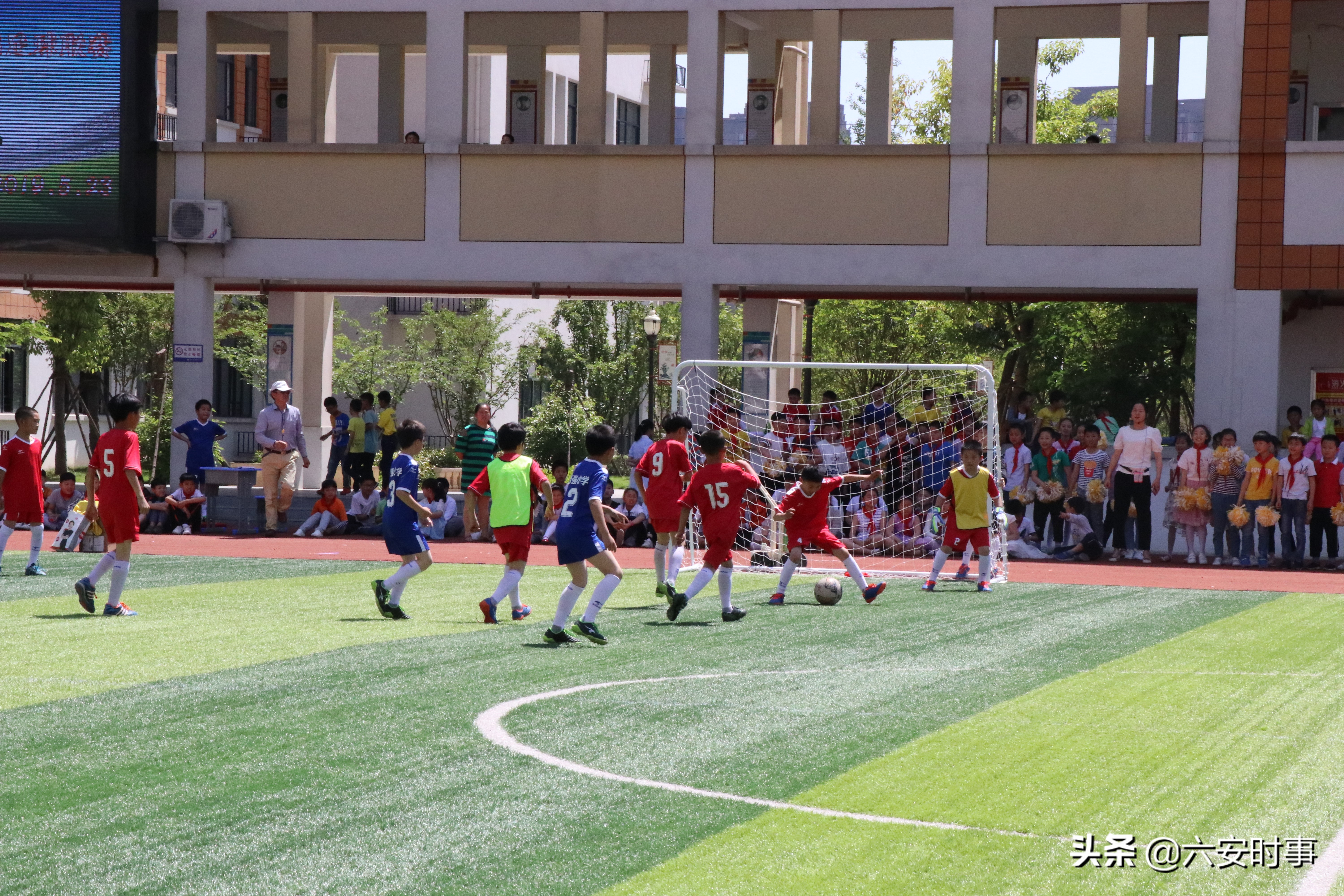 足球点亮梦想绿茵放飞希望手抄报,逐梦绿茵放飞希望征文
