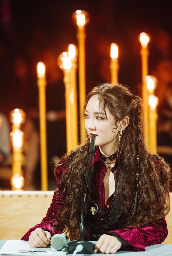 今年秋冬最火的3款卷发秒变仙女,适合30-35岁女性的卷发造型推荐