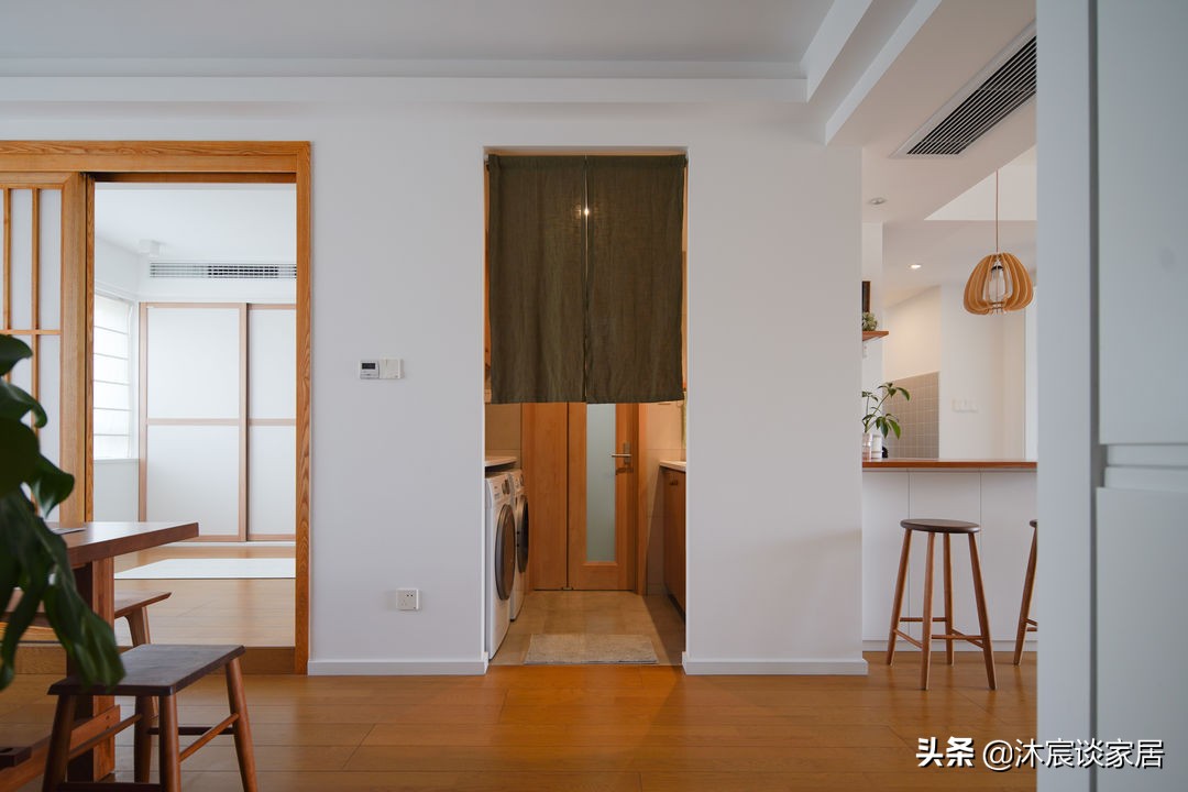 她把家布置得复古又温馨,室内被绿植环绕,这样的家,住着真舒服