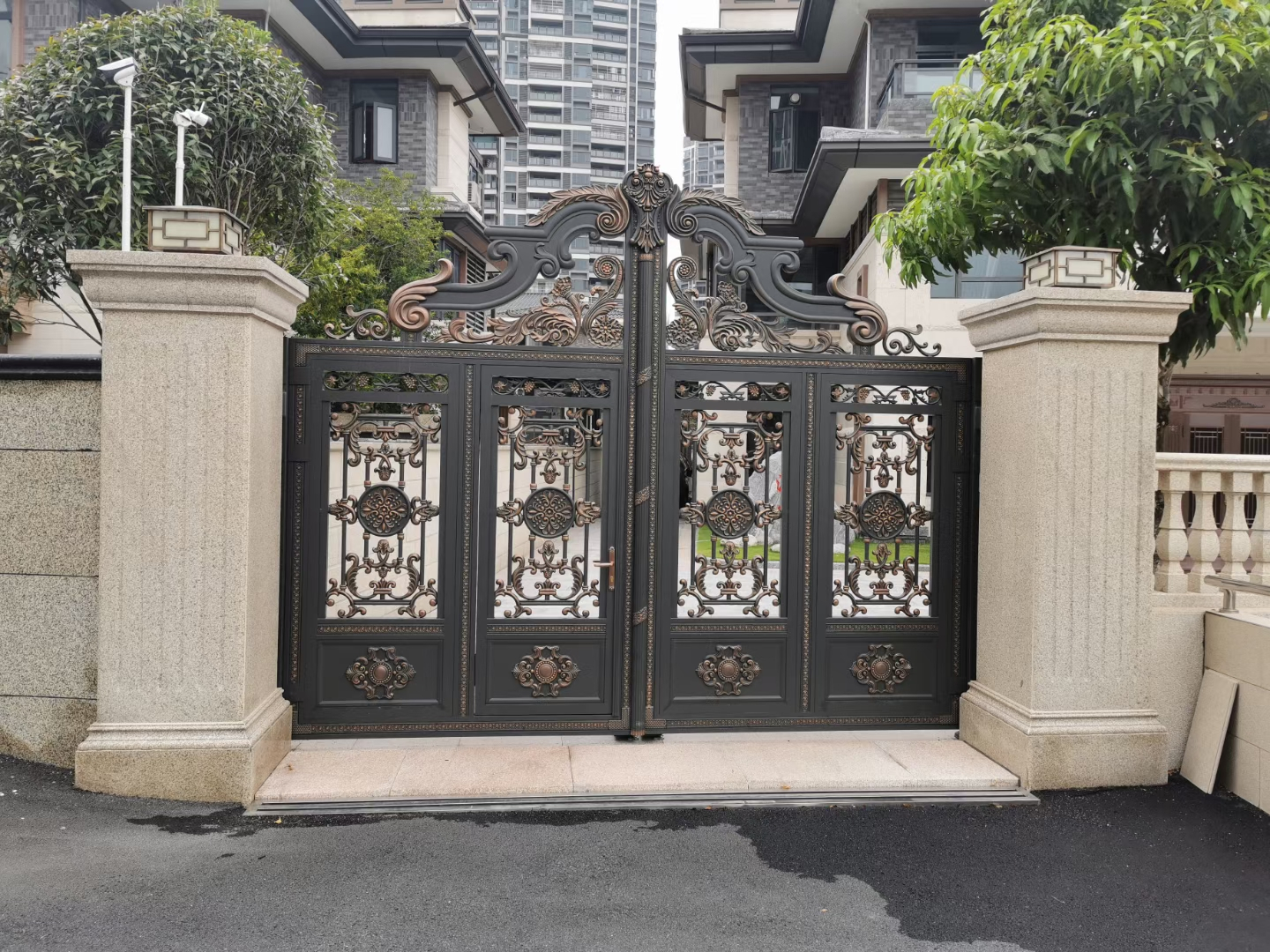 双开铝艺大门安装,双开铝艺大门