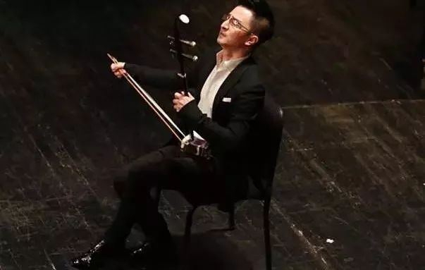 二胡演奏中的音准和音色的处理,二胡音准是以手型还是耳朵掌握