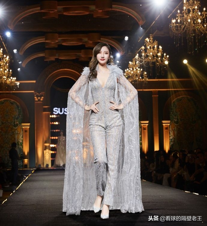 帮家乡队保级成功的功臣，老婆走T台大展好身材，他却抢镜秀恩爱