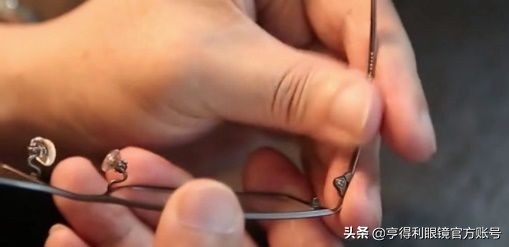 新眼镜戴着晕怎样调整镜架,别低头眼镜会掉图片