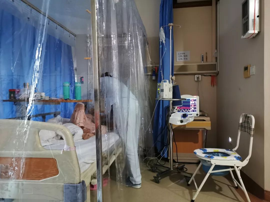 单亲妈妈不幸患白血病事件,与白血病抗争8年的女孩